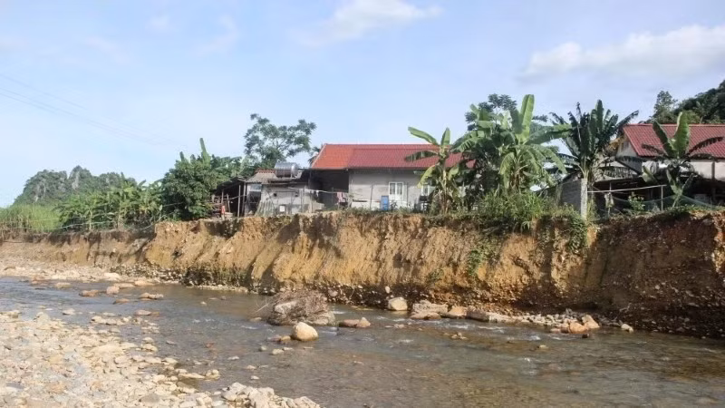 Sạt lở đe dọa đời sống của nhiều hộ dân thôn Thống Nhất.