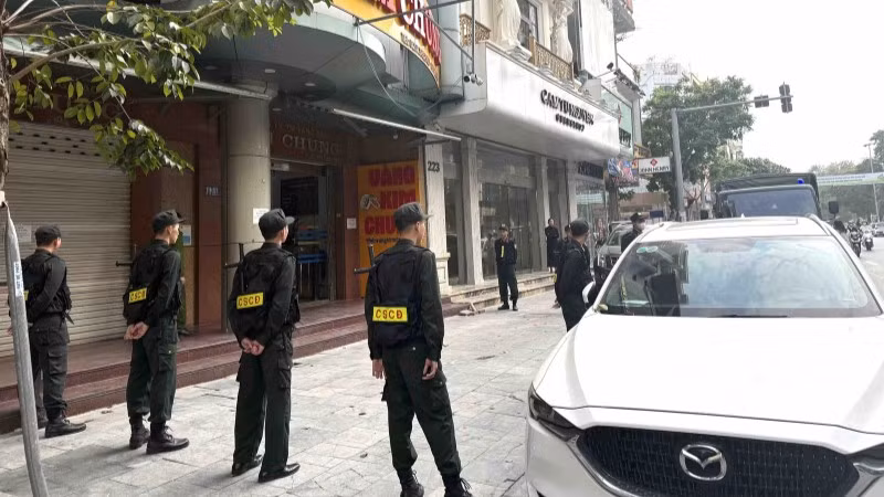 Lực lượng công an kiểm tra Công ty TNHH Thương mại vàng bạc Kim Chung.