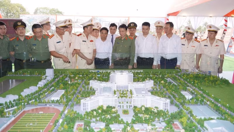 cac-dai-bieu-tham-quan-mo-hinh-doanh-trai-dong-quan-cong-an-tinh-thanh-hoa-683.jpg