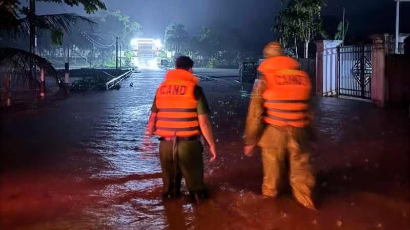 Công an Thanh Hóa tiếp cận vùng ngập lụt.