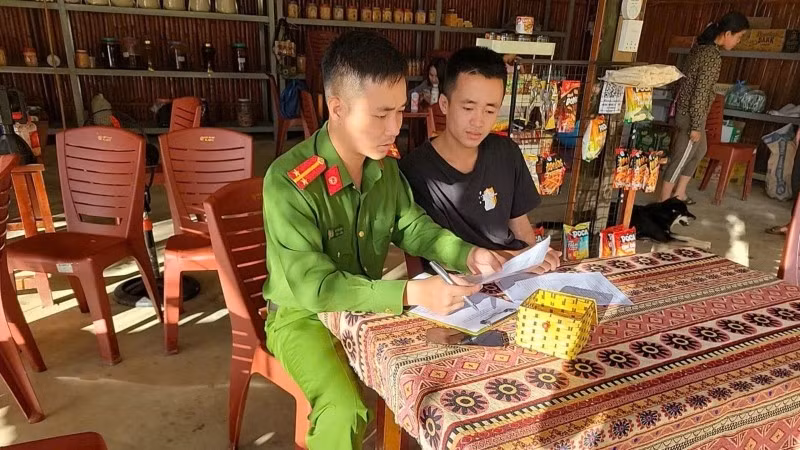 03-cong-an-xa-trung-ly-tuyen-truyen-van-dong-nguoi-dan-phong-chong-ma-tuy.jpg