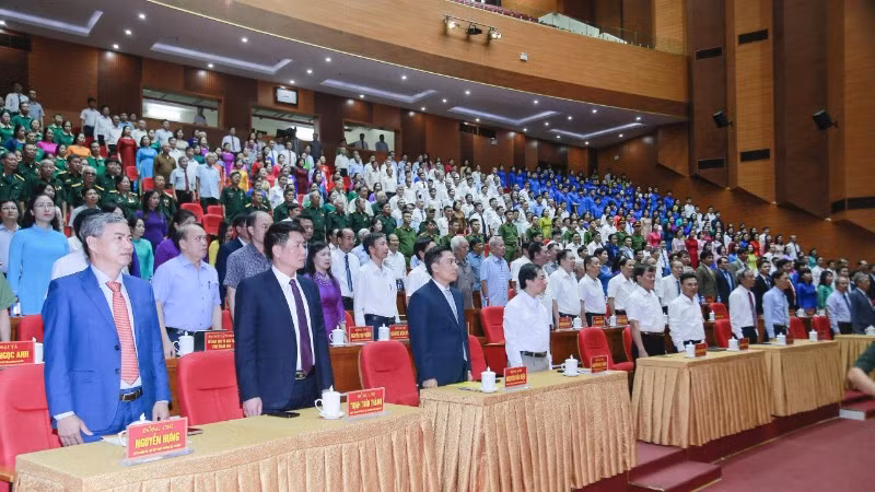 Các đại biểu thực hiện nghi thức chào cờ.
