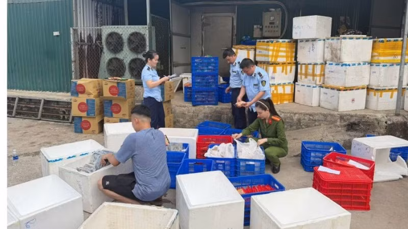Nguyễn Sĩ Phương buôn bán thực phẩm giả với số lượng lớn.