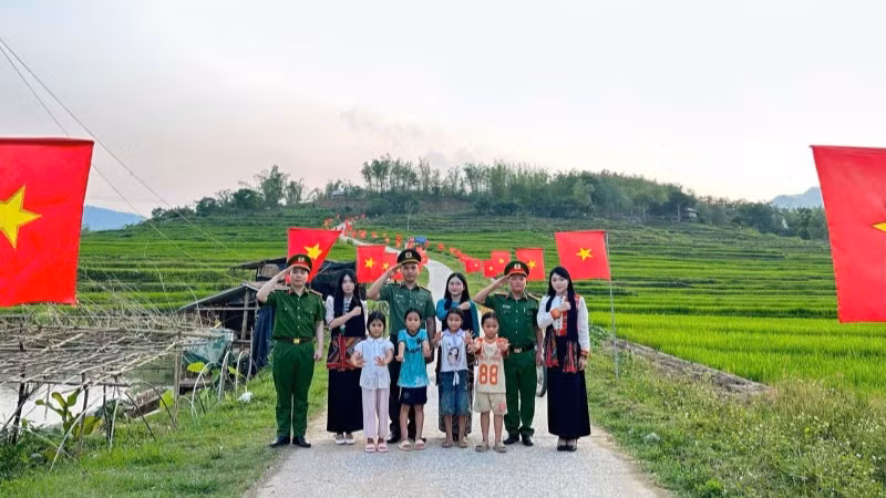 Cờ đỏ sao vàng tung bay nơi biên giới.