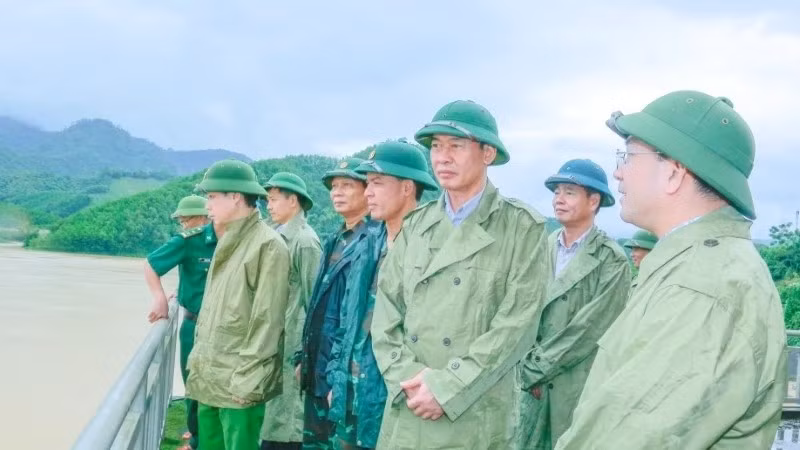 pho-bi-thu-tinh-uy-chu-tich-uy-ban-mttq-tinh-trinh-tuan-sinh-kiem-tra-cong-tac-xa-lu-cua-thuy-dien-xuan-minh.jpg