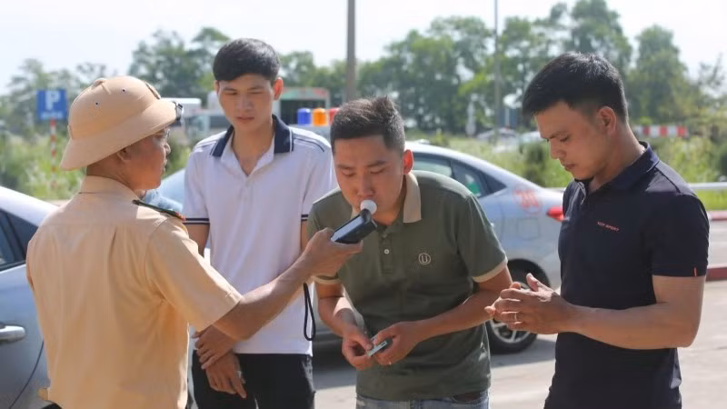 Kiểm tra điều kiện tham gia sát hạch cấp giấy phép lái xe.
