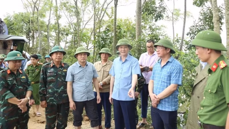 Chủ tịch Ủy ban nhân dân tỉnh Thanh Hóa chỉ đạo khắc phục sự cố đê sông Hoàng.