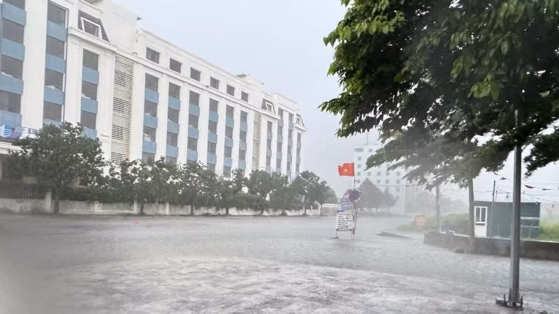 Nước ngập tại khu vực biển Hải Tiến.