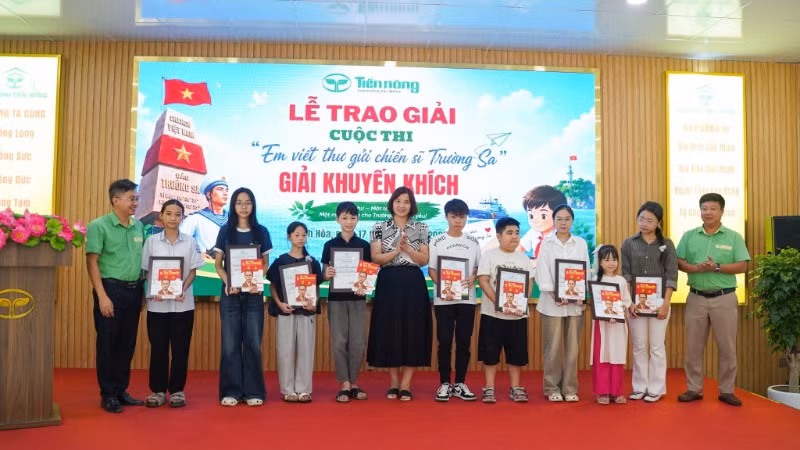 Trao giải cuộc thi “Em viết thư gửi chiến sĩ Trường Sa”.