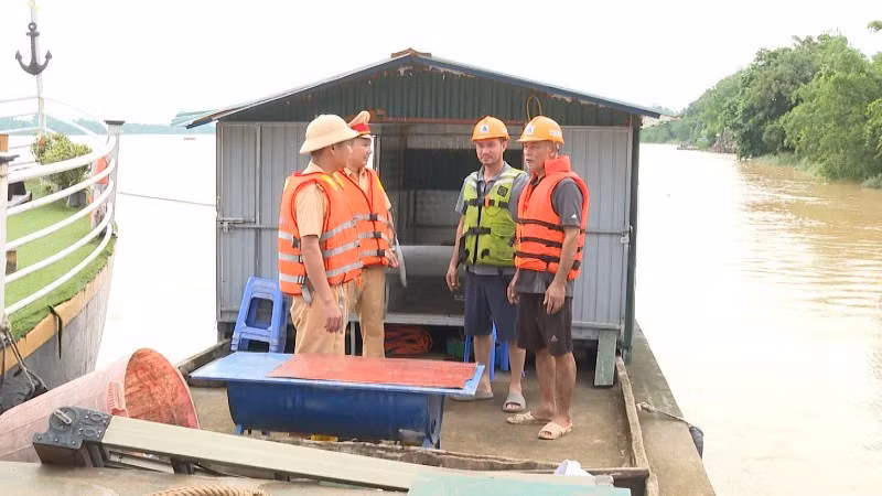 Cảnh sát đường thủy tại Thanh Hóa làm việc với chủ phương tiện trên sông.