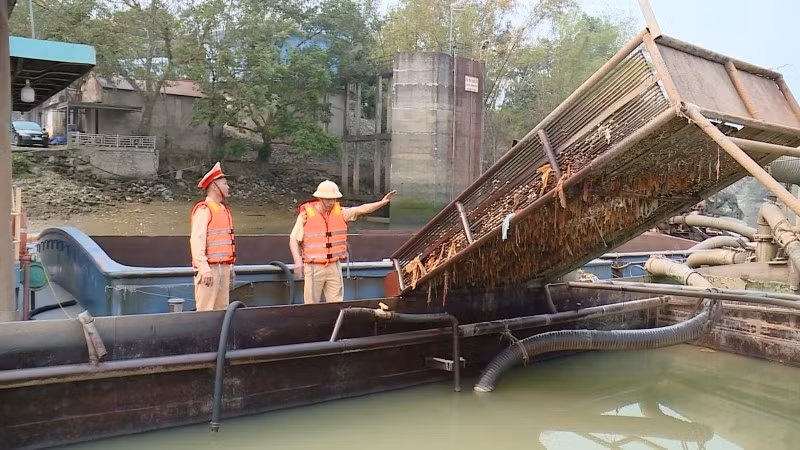 CSGT tỉnh Thanh Hóa kiểm tra phương tiện bơm, hút, vận chuyển cát trên các tuyến sông.