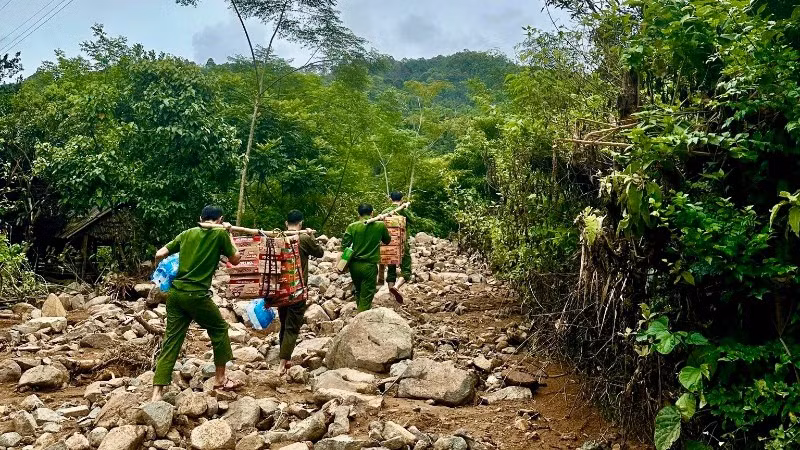 Các chiến sĩ công an tiếp cận bản Pa.