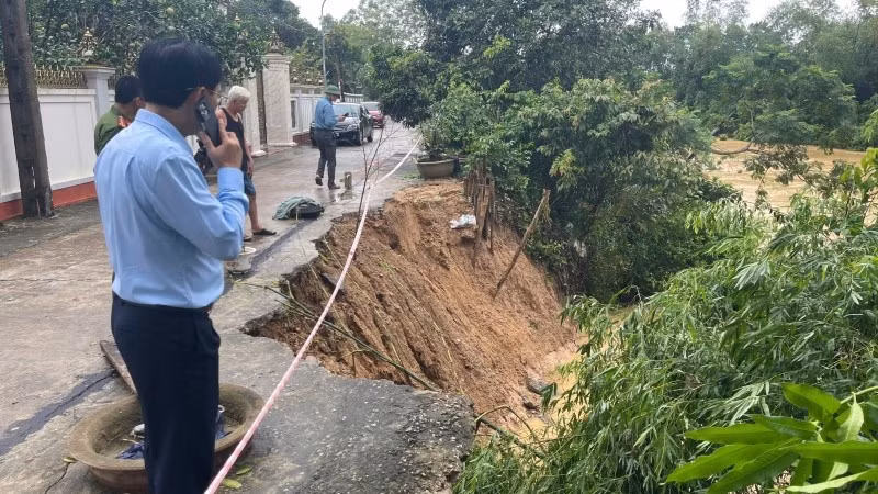 Điểm sạt lở suối Khe Chậm lan vào sát khu dân cư.