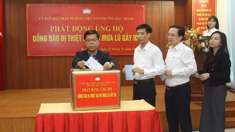 Lãnh đạo phường Hạc Thành ủng hộ đồng bào bị thiệt hại do mưa lũ.