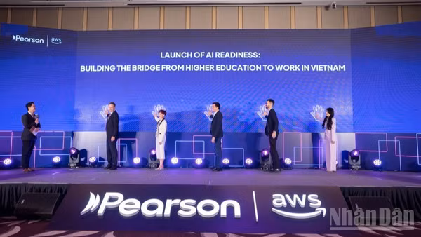 Các đại biểu ấn nút công bố Báo cáo của Pearson và AWS về năng lực sẵn sàng ứng dụng AI của sinh viên Việt Nam tổ chức ngày 6/10, tại Hà Nội.