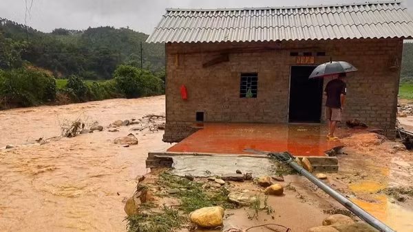 Mưa lớn, dòng chảy mạnh gây xói lở sát nhà dân, đe dọa an toàn nhà ở. (Ảnh: Báo Nông nghiệp và Môi trường)