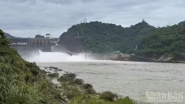 Bộ Nông nghiệp và Môi trường yêu cầu mở một cửa xả đáy hồ thủy điện Hòa Bình từ 16 giờ ngày 18/8.