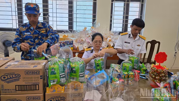 Cán bộ, chiến sĩ Lữ đoàn 680, Vùng 3 Hải quân chuẩn bị những phần quà Trung thu dành tặng các cháu thiếu nhi.