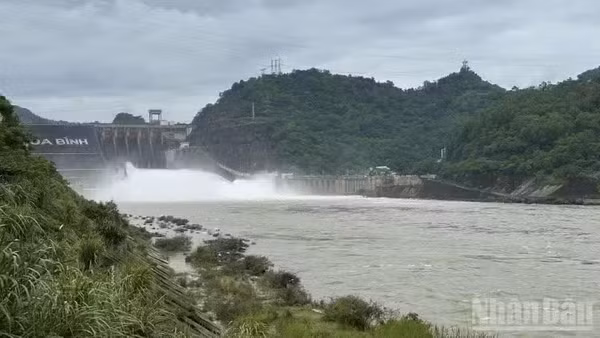 Bộ Nông nghiệp và Môi trường yêu cầu đóng một cửa xả đáy hồ thủy điện Hòa Bình từ 16 giờ ngày 22/8 để bảo đảm an toàn hạ du.