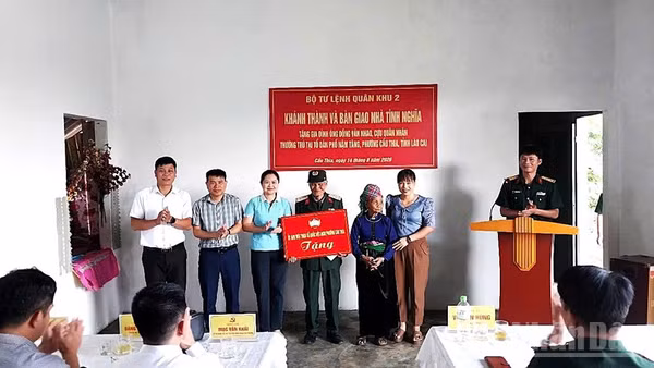 Các cơ quan đơn vị trao nhiều phần quà cho cựu chiến binh Đồng Văn Nhao. (Ảnh: THANH SƠN)