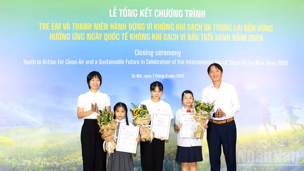 Đại diện Ban tổ chức trao giải nhất và giải nhì hạng mục Thử thách sáng tạo “Em kể chuyện không khí” tặng các em học sinh đoạt giải. (Ảnh: ĐĂNG KHOA)