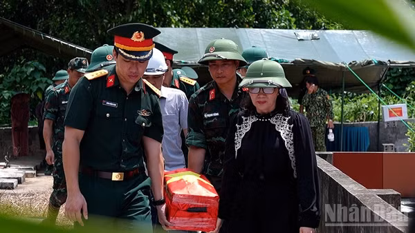 Hài cốt liệt sĩ được đưa về nhà quàn tại xã Bảo Thắng. (Ảnh: THANH SƠN)