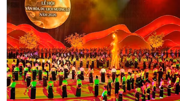 Vòng xòe rộng mở. (Ảnh: THANH SƠN)