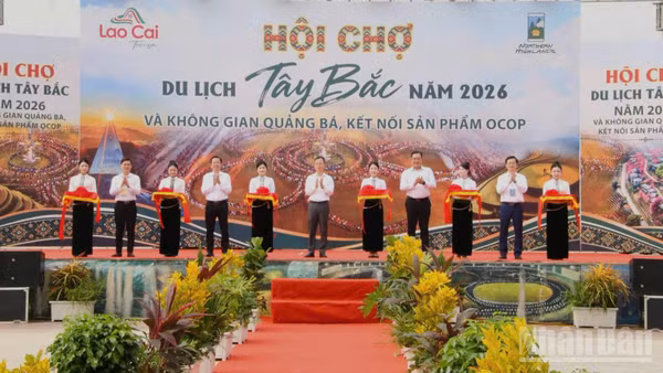 Các đại biểu cắt băng khai khai mạc Không gian quảng bá, kết nối sản phẩm OCOP gắn với du lịch cấp vùng tại Lào Cai.