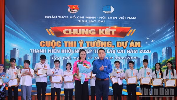  Đồng chí Triệu Trí Lộc, Phó Bí thư Tỉnh đoàn Lào Cai trao giải thưởng cho các tác giả đạt giải. (Ảnh: THANH SƠN)