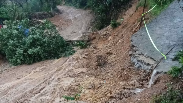 Mưa lớn gây sạt lở tuyến đường tại Nghệ An. (Ảnh: Báo, Phát thanh và Truyền hình Nghệ An)