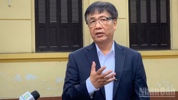 Giáo sư, Tiến sĩ Nguyễn Trọng Hoài trao đổi với phóng viên báo chí bên lề Hội thảo khoa học quốc gia “Đổi mới mô hình phát triển của Việt Nam đáp ứng yêu cầu phát triển” sáng 20/8, tại Hà Nội.