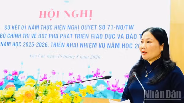 Đồng chí Vũ Thị Hiền Hạnh, Phó Chủ tịch Ủy ban nhân dân tỉnh phát biểu tại hội nghị. (Ảnh: THANH SƠN)