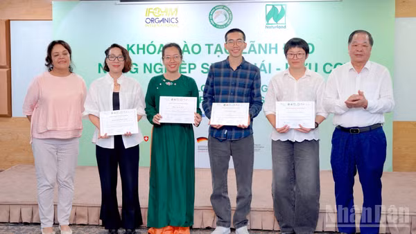 Bốn đề án phát triển tiêu biểu, góp phần thúc đẩy thực hành nông nghiệp sinh thái, hữu cơ và phát triển hệ thống thực phẩm bền vững được vinh danh tại lễ bế mạc khóa học.