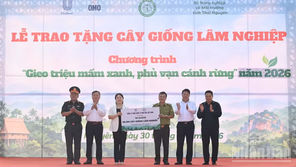 Công ty Trách nhiệm hữu hạn quốc tế Unilever Việt Nam trao tặng tỉnh Thái Nguyên 86.300 cây giống lâm nghiệp sáng 30/9.