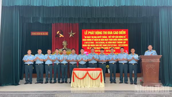Lãnh đạo, chỉ huy Trung đoàn Ra-đa 290, chứng kiến, xác nhận giao ước thi đua của các cơ quan, đơn vị. 