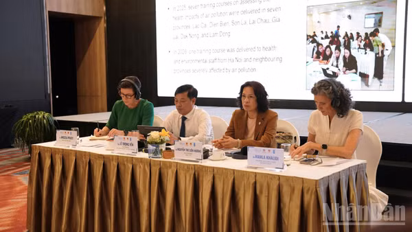 Các đại biểu chủ trì Hội thảo “Khắc phục ô nhiễm và cải thiện chất lượng không khí tại Việt Nam - từ chính sách đến hành động”.