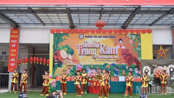 Học sinh phân hiệu Bích Hòa, Trường Tiểu học Hùng Vương biểu diễn văn nghệ tại chương trình Trung thu của trường.