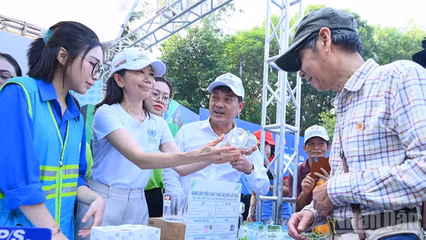 Bà Pauline Tamesis, Điều phối viên thường trú Liên hợp quốc tại Việt Nam (áo trắng đội mũ) cùng các đại biểu tại gian hàng sản phẩm bảo vệ môi trường.