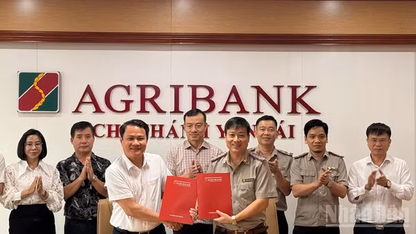 Hai đơn vị tiến hành ký Biên bản ghi nhớ. (Ảnh: THANH SƠN)