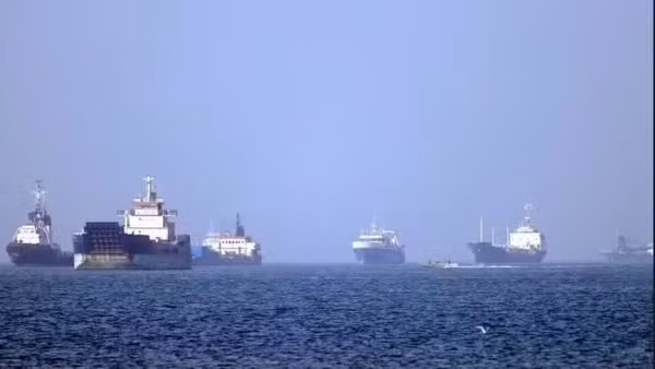Tàu thuyền vận chuyển trên eo biển Hormuz. (Ảnh: Tân Hoa Xã)