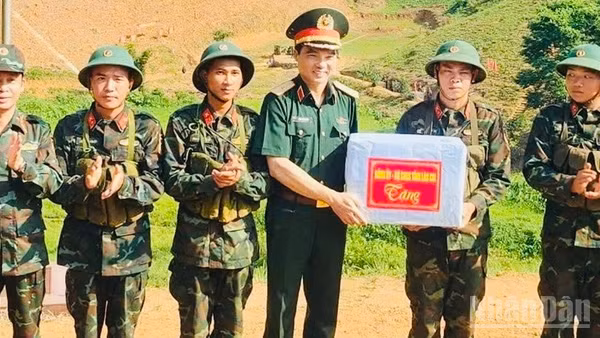 Thiếu tướng Đặng Quốc Đồng, Chỉ huy trưởng Bộ Chỉ huy quân sự tỉnh Lào Cai tặng quà cho lực lượng bắn đạn thật. (Ảnh: THANH SƠN)