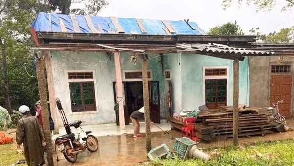 Một ngôi nhà bị gió lốc cuốn bay mái. (Ảnh: SN)