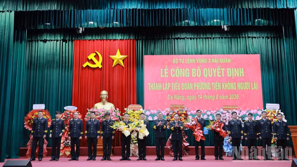 Thủ trưởng Bộ Tư lệnh Vùng 3 Hải quân tặng hoa chúc mừng Ban chỉ huy Tiểu đoàn và các đại đội thuộc Tiểu đoàn Phương tiện không người lái.