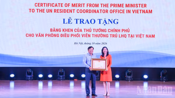 Thứ trưởng Nông nghiệp và Môi trường Nguyễn Hoàng Hiệp trao bằng khen của Thủ tướng Chính phủ cho đại diện Văn phòng điều phối viên thường trú Liên hợp quốc tại Việt Nam.