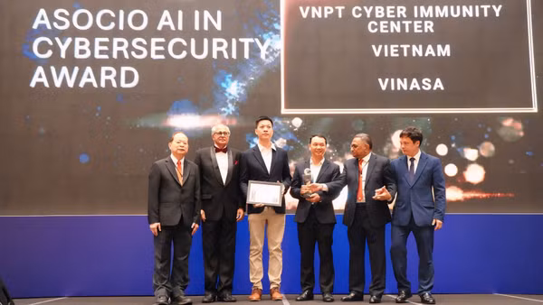 Đại diện VNPT Cyber Immunity nhận giải AI in Cybersecurity (Ảnh VNPT)