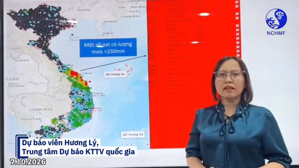 Dự báo viên Nguyễn Thị Hương Lý, Phòng Dự báo thời tiết, Trung tâm Dự báo Khí tượng Thủy văn quốc gia, Cục Khí tượng Thủy văn, thông tin về tình hình mưa lớn diện rộng đang diễn ra tại khu vực Trung Bộ.