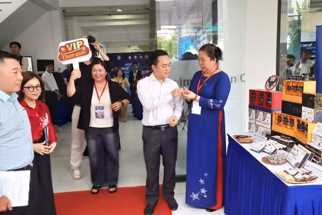 Đại biểu tham quan các gian hàng trưng bày tại ngày hội.