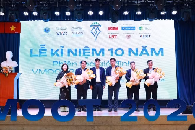 Trường đại học Luật Thành phố Hồ Chí Minh khen thưởng các tập thể, cá nhân có đóng góp xuất sắc cuộc thi VMoot giai đoạn 2017-2026. (Ảnh: ULAW) 