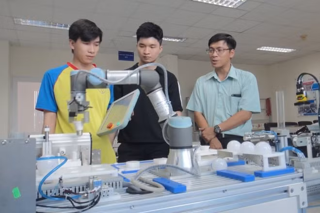 Đào tạo nguồn nhân lực tự động hóa tại Trung tâm đào tạo Khu Công nghệ cao Thành phố Hồ Chí Minh.