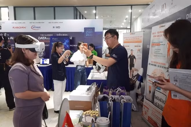 Người dân trải nghiệm sản phẩm công nghệ được trưng bày tại Diễn đàn Data & AI mùa hè năm 2026 tại Trung tâm Khởi nghiệp sáng tạo Thành phố Hồ Chí Minh (SIHUB).